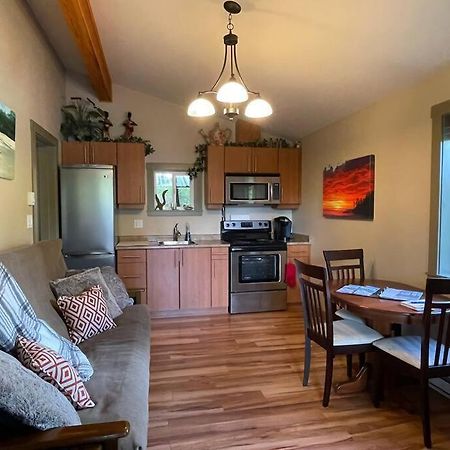 Cozy Corner Cottage Port Renfrew Extérieur photo