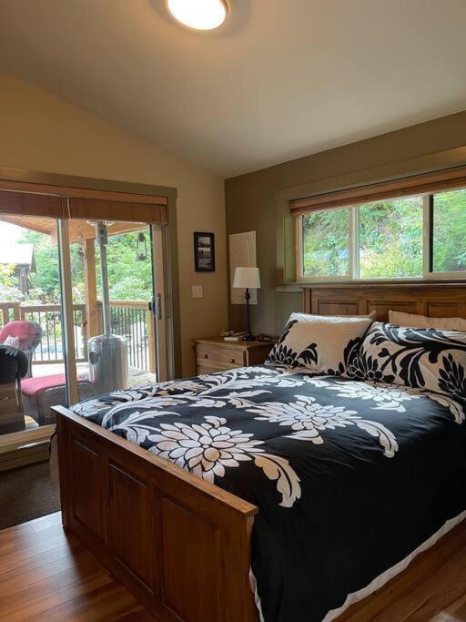 Cozy Corner Cottage Port Renfrew Extérieur photo